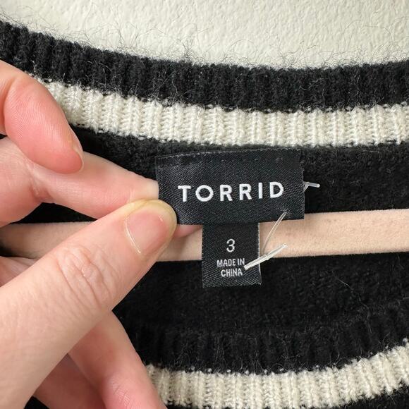 3x Torrid Sweater Black Red Plaid Star Lips Graphic Super Soft Crew Gold Sequin - Picture 3 of 7